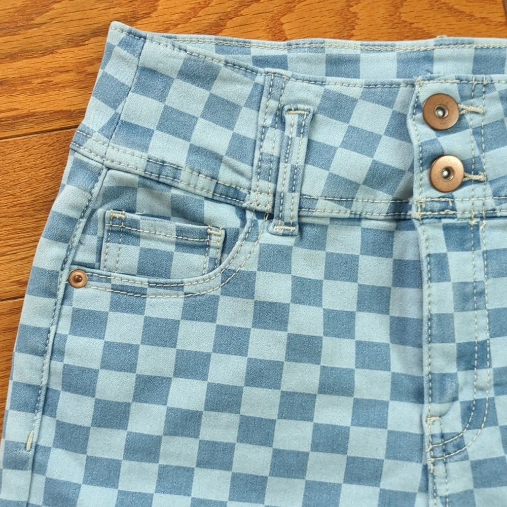 NWT No Boundaries Checkered Shorts Size 5 Casual Cuffed Dopamine